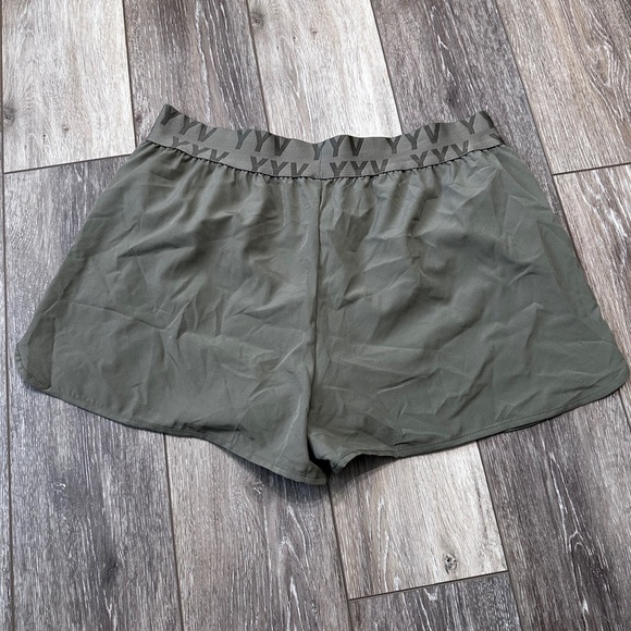 🛍️ YYV Green Shorts with underwear & zipper pockets Size XL - Picture 2 of 8